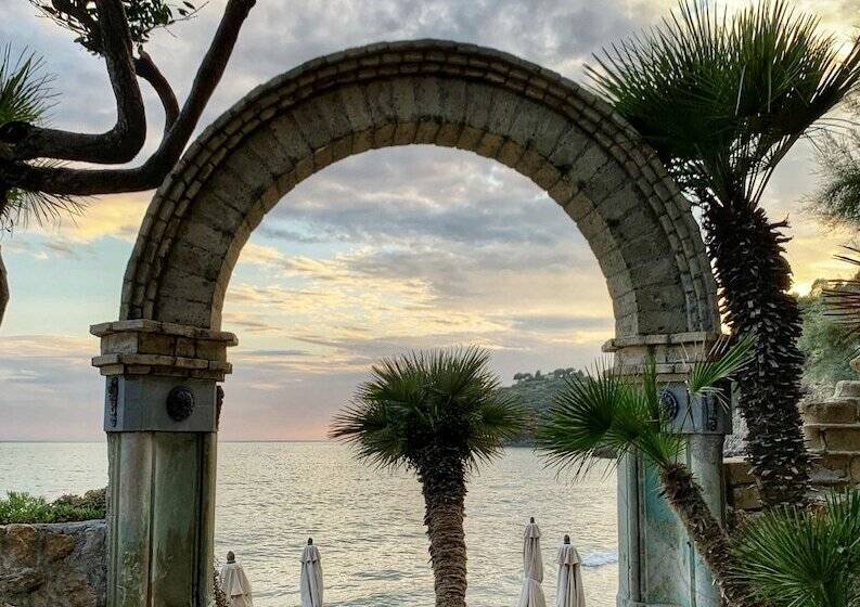 Отель Aeneas' Landing Resort