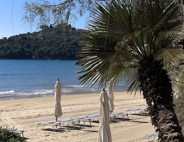 Отель Aeneas' Landing Resort