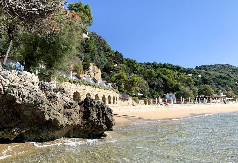 Отель Aeneas' Landing Resort