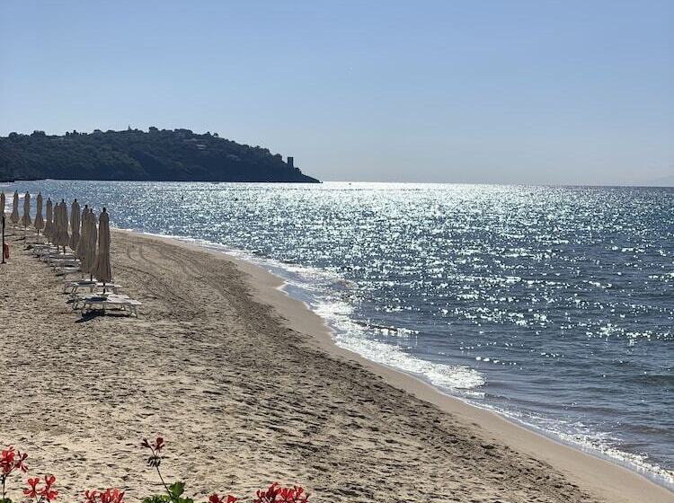 Отель Aeneas' Landing Resort