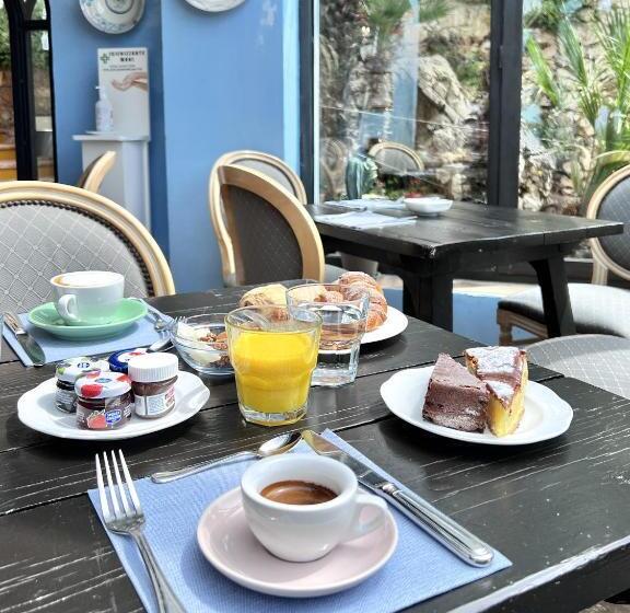 Отель Aeneas' Landing Resort