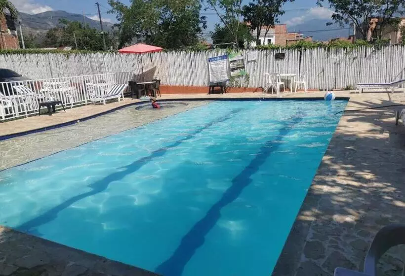 استراحتگاه Hosteria El Castellano