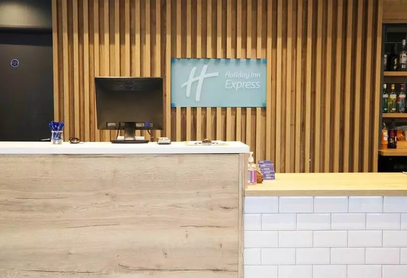 Otel Holiday Inn Express, Chester Racecourse, An Ihg