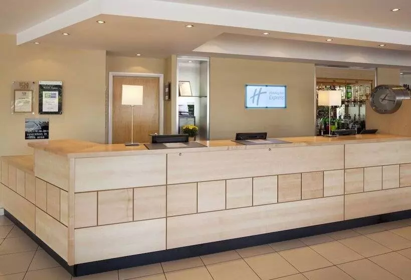 Otel Holiday Inn Express, Chester Racecourse, An Ihg