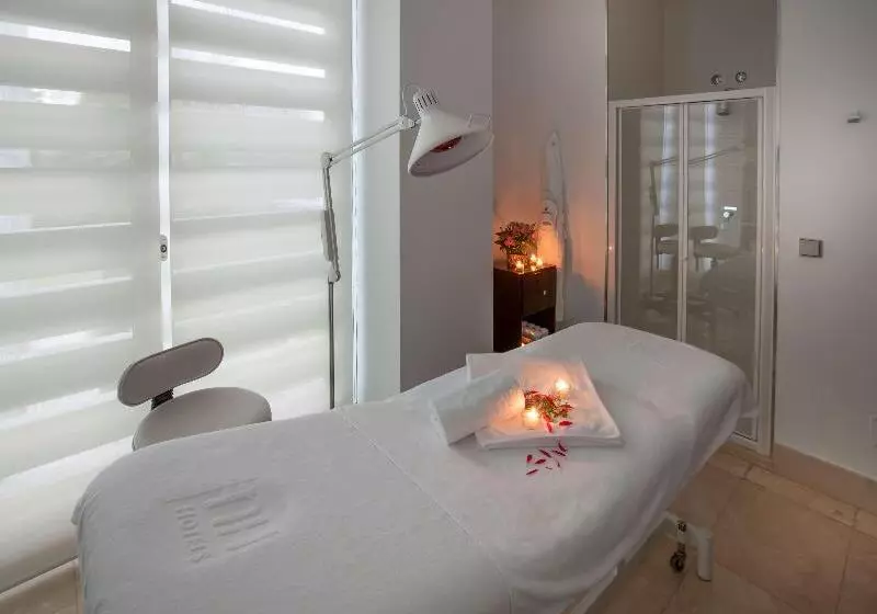 Отель NH Collection Santiago De Compostela