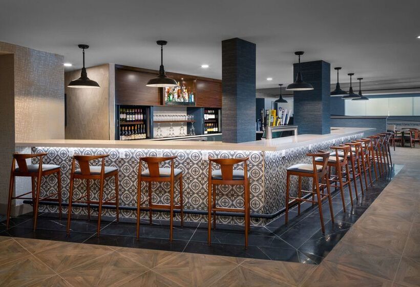 هتل Doubletree By Hilton Ann Arbor North