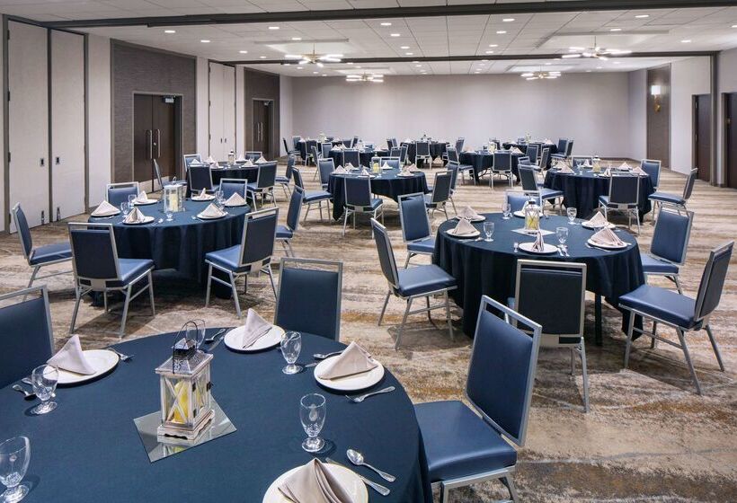 هتل Doubletree By Hilton Ann Arbor North