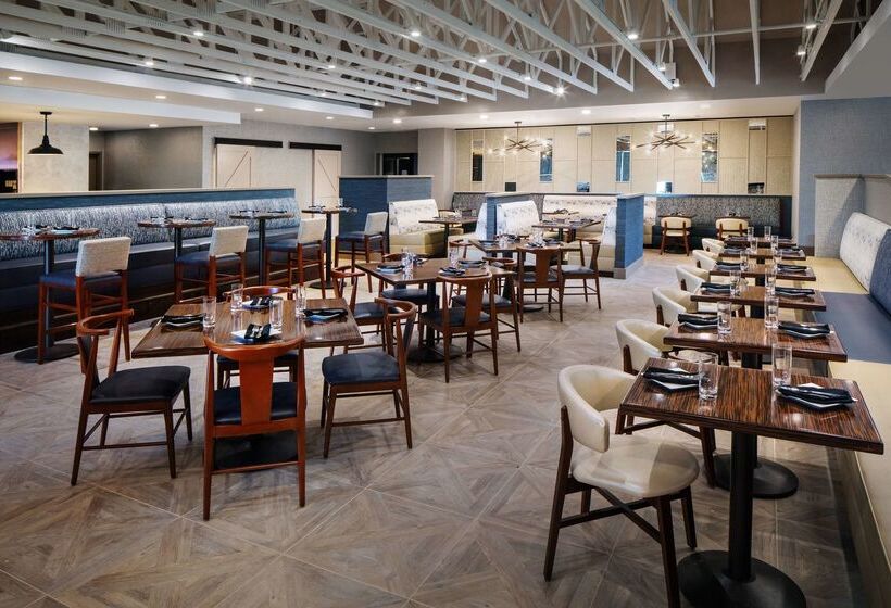 هتل Doubletree By Hilton Ann Arbor North