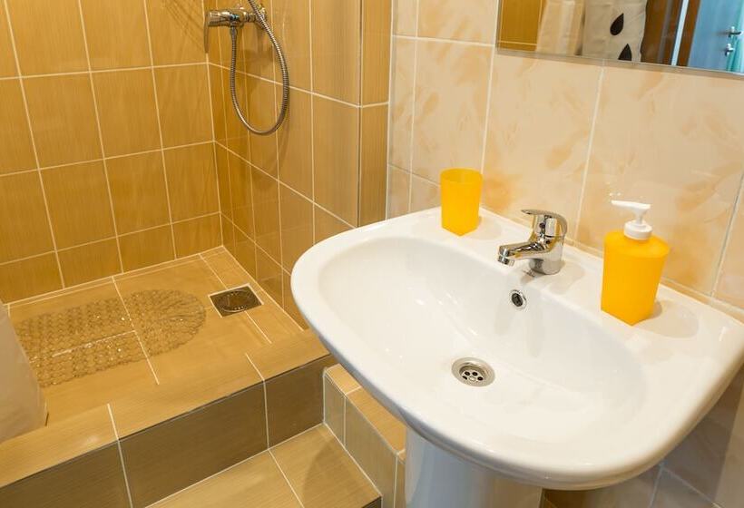 Отель Happy Holiday Hostel