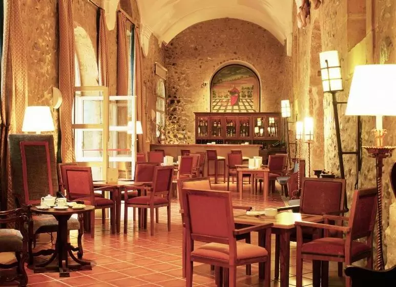 Parador De Santo Domingo Bernardo De Fresneda