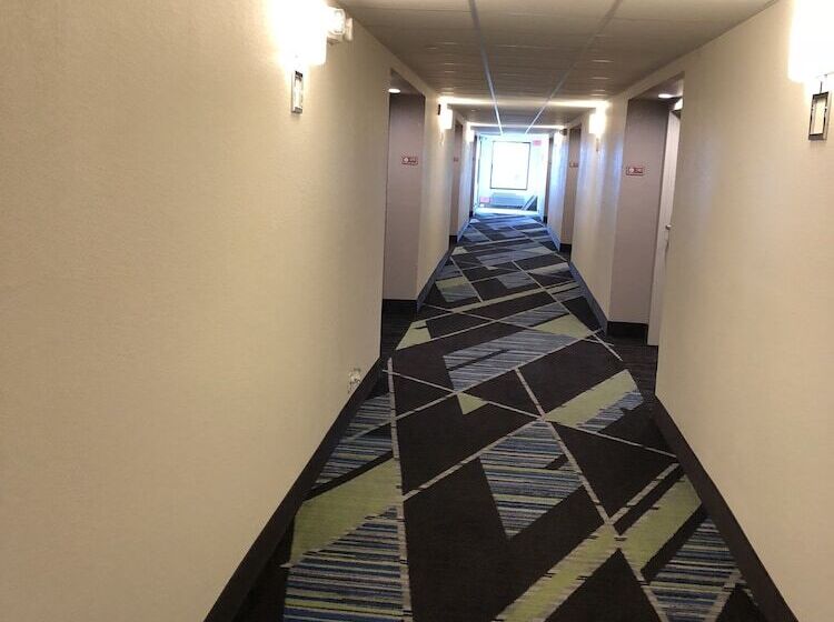 בית מלון כפרי Holiday Inn Express Metropolis, An Ihg