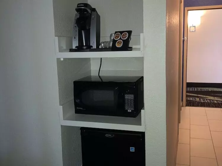 בית מלון כפרי Holiday Inn Express Metropolis, An Ihg