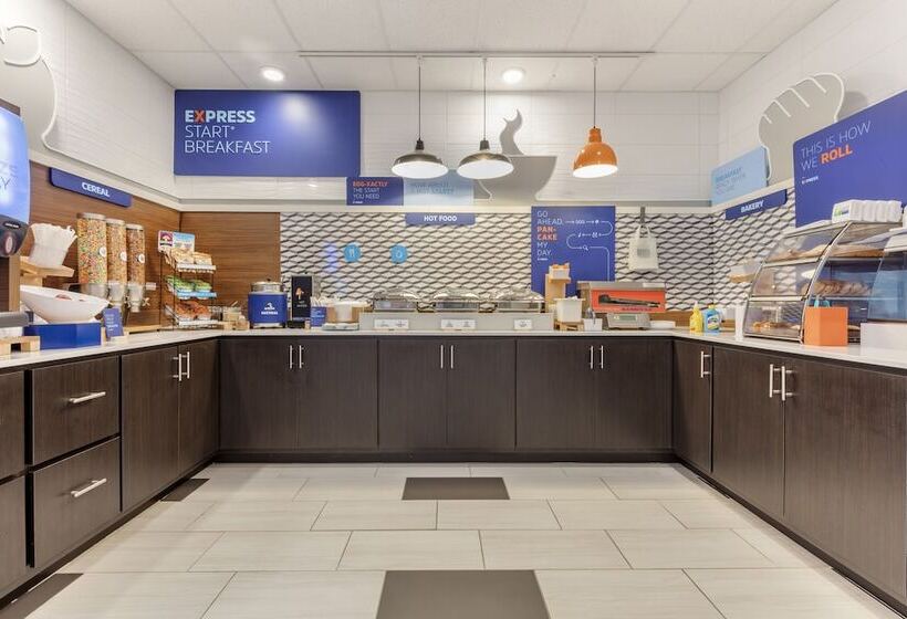 בית מלון כפרי Holiday Inn Express Metropolis, An Ihg