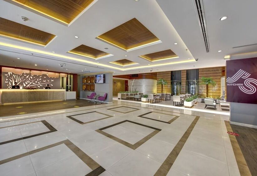 Отель Howard Johnson Plaza By Wyndham Dubai Deira