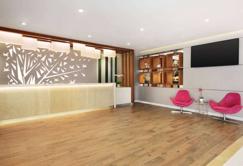 Отель Howard Johnson Plaza By Wyndham Dubai Deira