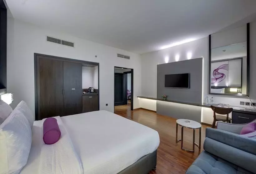 Отель Howard Johnson Plaza By Wyndham Dubai Deira