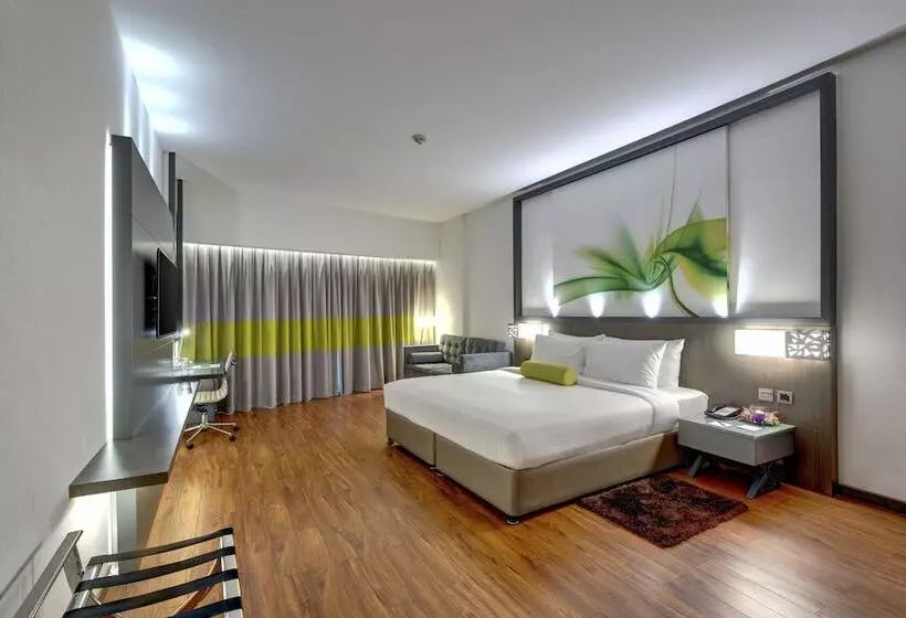 Отель Howard Johnson Plaza By Wyndham Dubai Deira