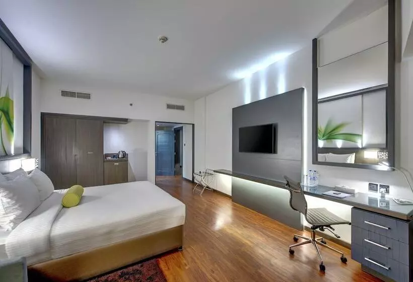 Отель Howard Johnson Plaza By Wyndham Dubai Deira