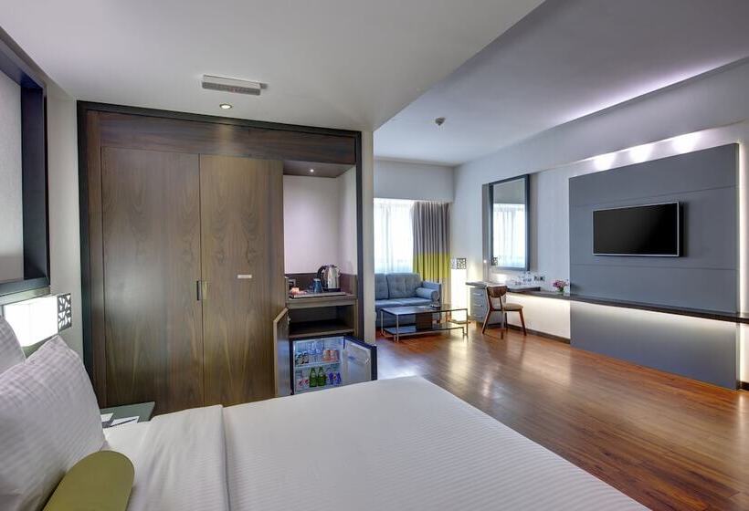 Отель Howard Johnson Plaza By Wyndham Dubai Deira