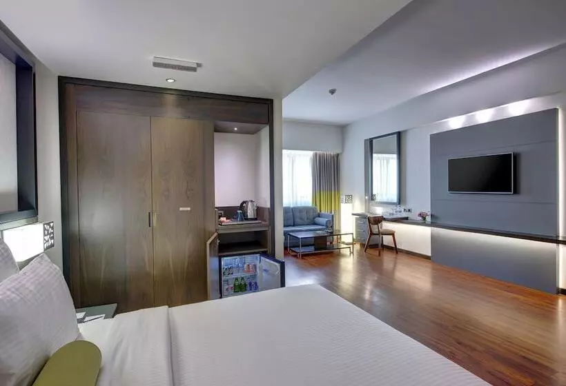 Отель Howard Johnson Plaza By Wyndham Dubai Deira