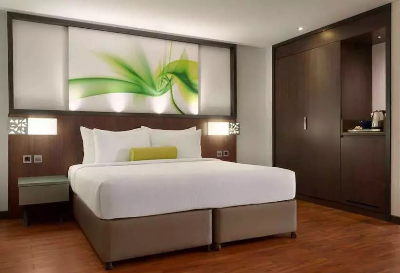 Отель Howard Johnson Plaza By Wyndham Dubai Deira