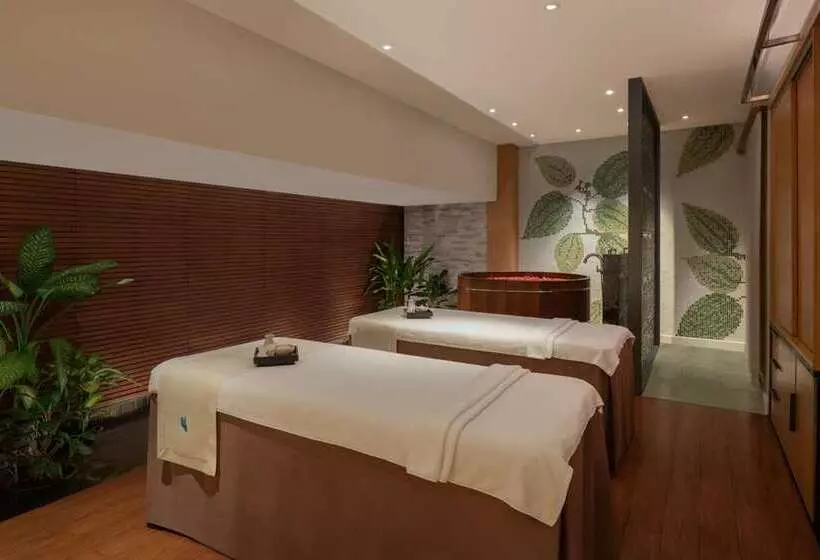 Отель Millennium Hilton Bangkok