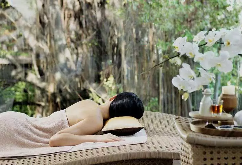 Отель Millennium Hilton Bangkok