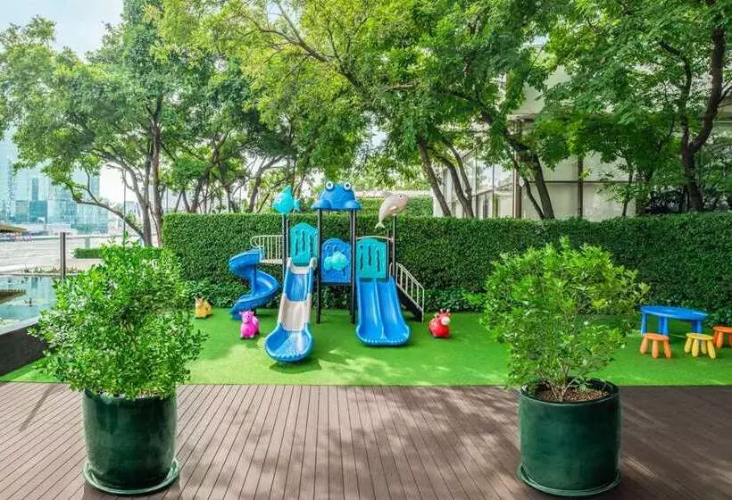 Отель Millennium Hilton Bangkok