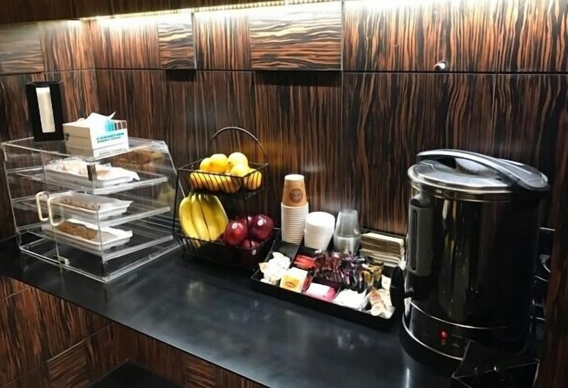 酒店 Americana Inn