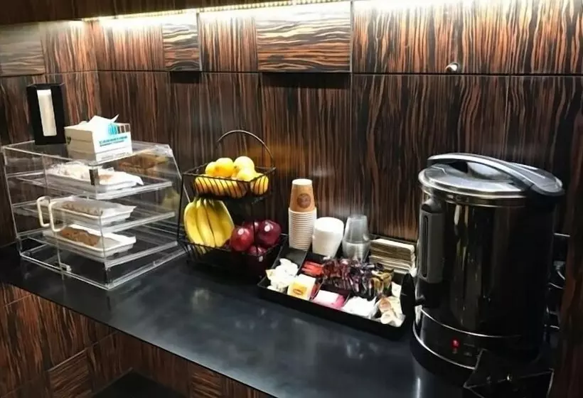 호텔 Americana Inn