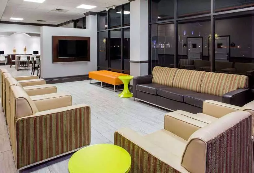 هتل Days Inn & Suites By Wyndham Orlando Airport