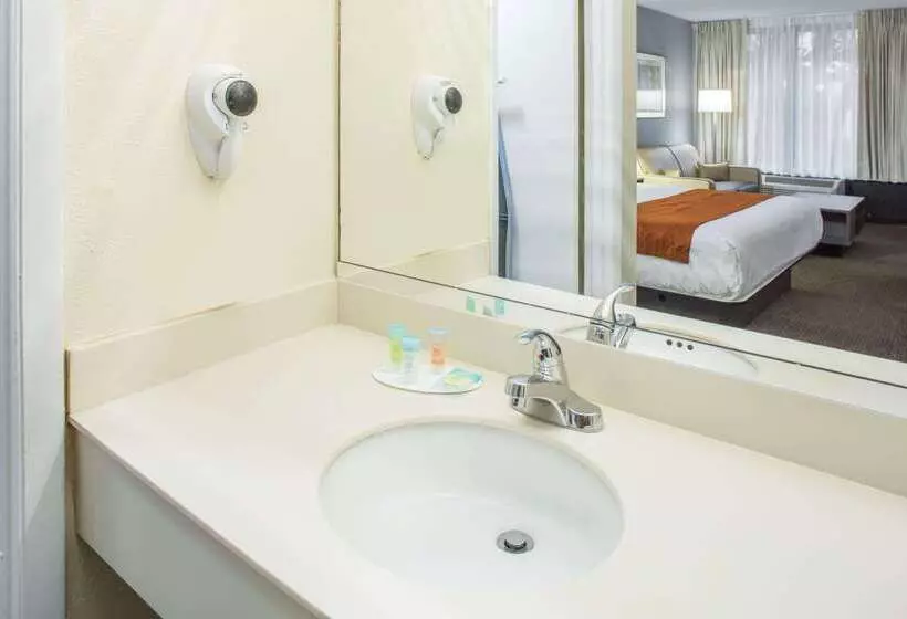 هتل Days Inn & Suites By Wyndham Orlando Airport