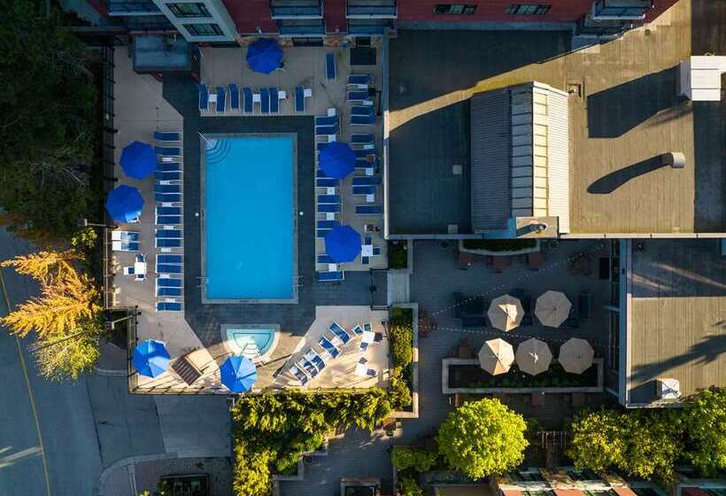هتل Hilton Whistler Resort & Spa