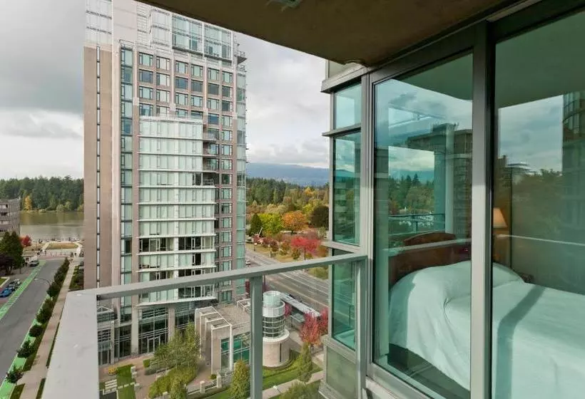 Отель Lord Stanley Suites On The Park