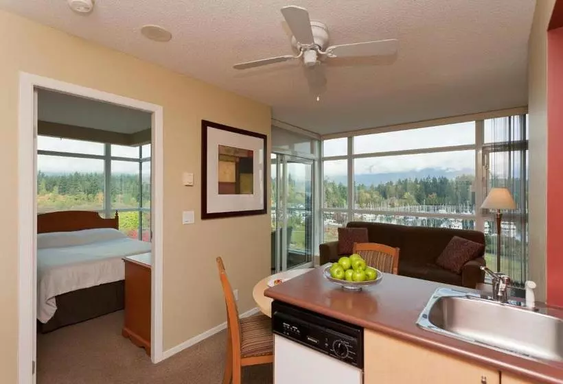 Отель Lord Stanley Suites On The Park