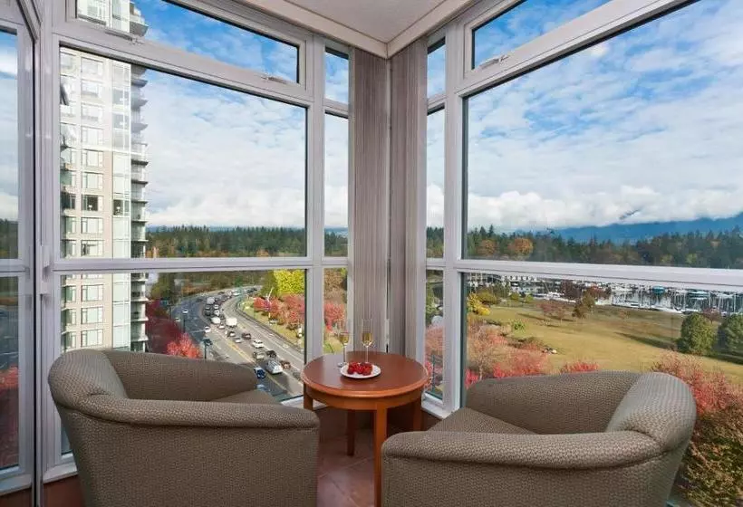 Отель Lord Stanley Suites On The Park