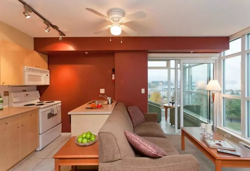 Отель Lord Stanley Suites On The Park