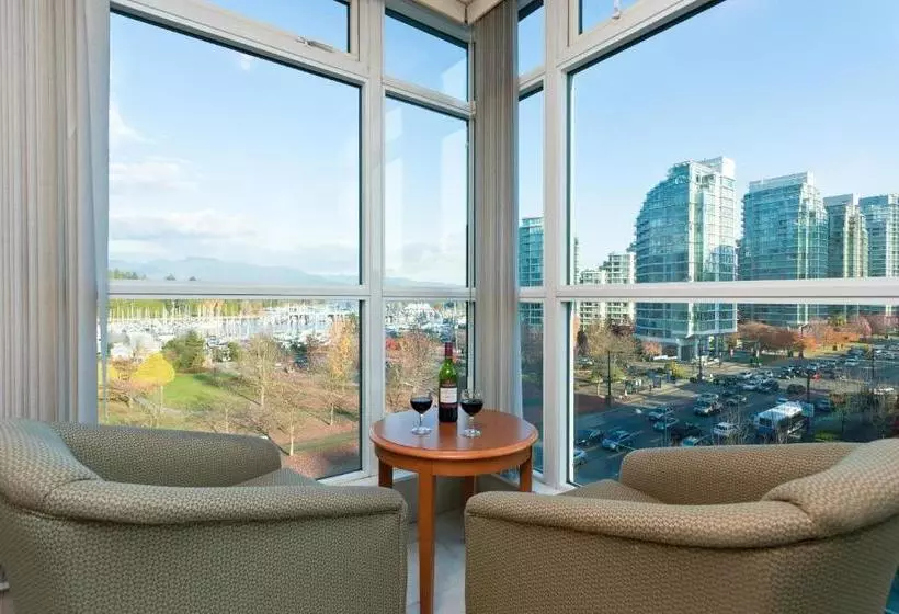 Отель Lord Stanley Suites On The Park