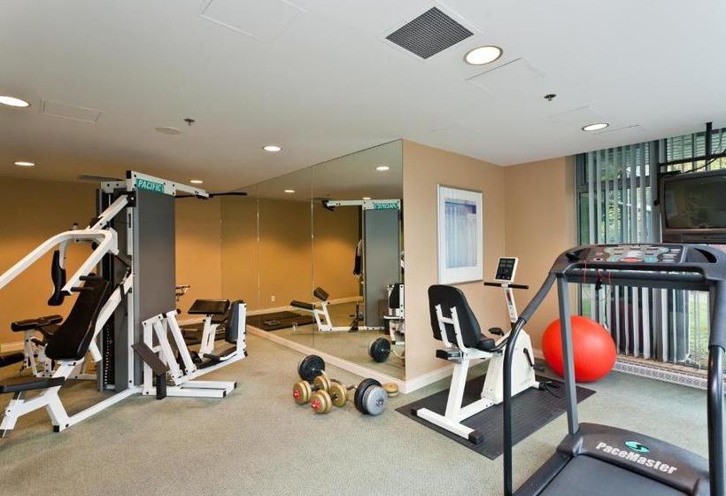 هتل Lord Stanley Suites On The Park