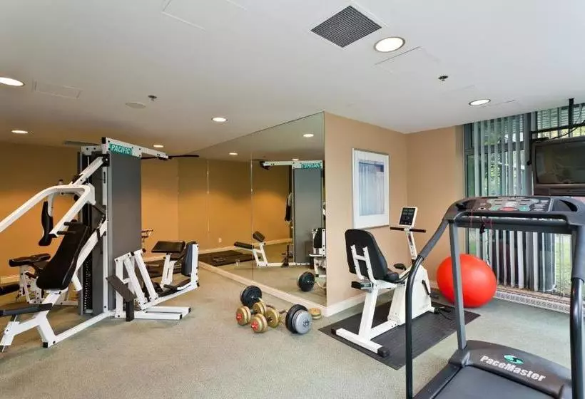 Отель Lord Stanley Suites On The Park