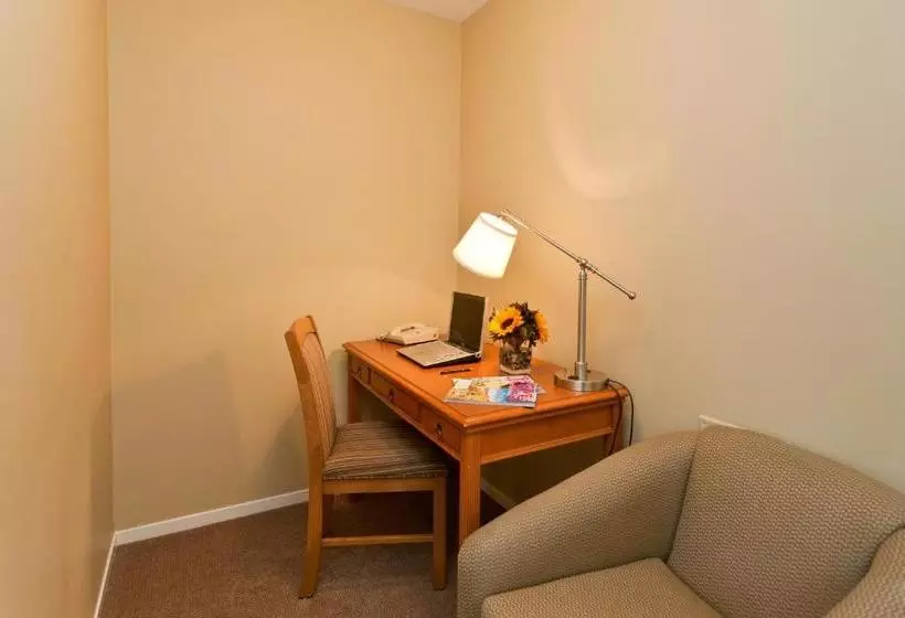 Отель Lord Stanley Suites On The Park