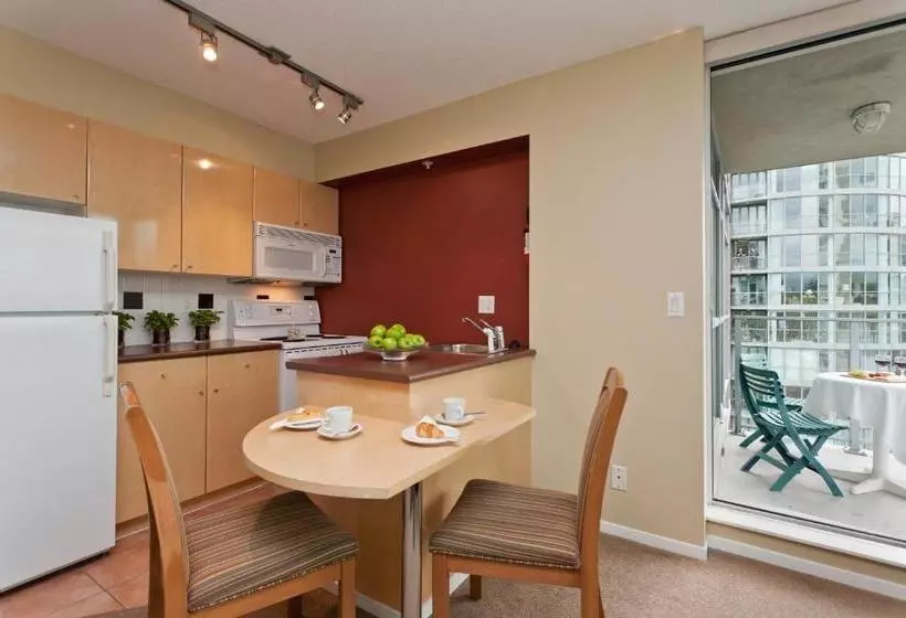 Отель Lord Stanley Suites On The Park