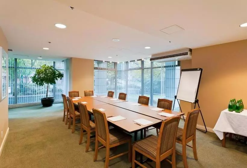 Отель Lord Stanley Suites On The Park