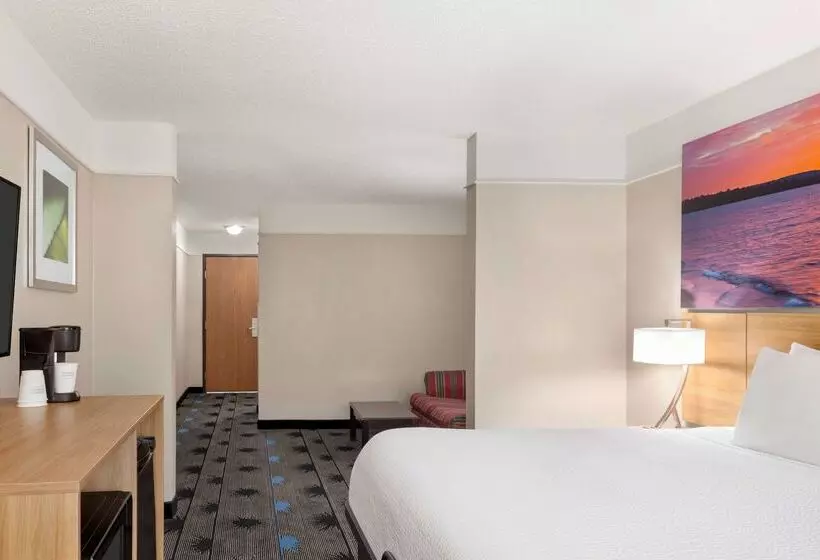 هتل Days Inn By Wyndham Kansas City International Airport