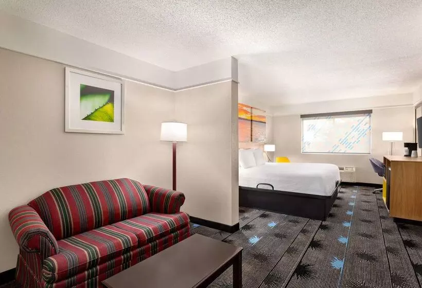 هتل Days Inn By Wyndham Kansas City International Airport