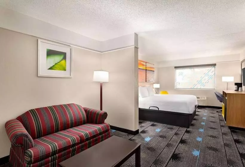 هتل Days Inn By Wyndham Kansas City International Airport