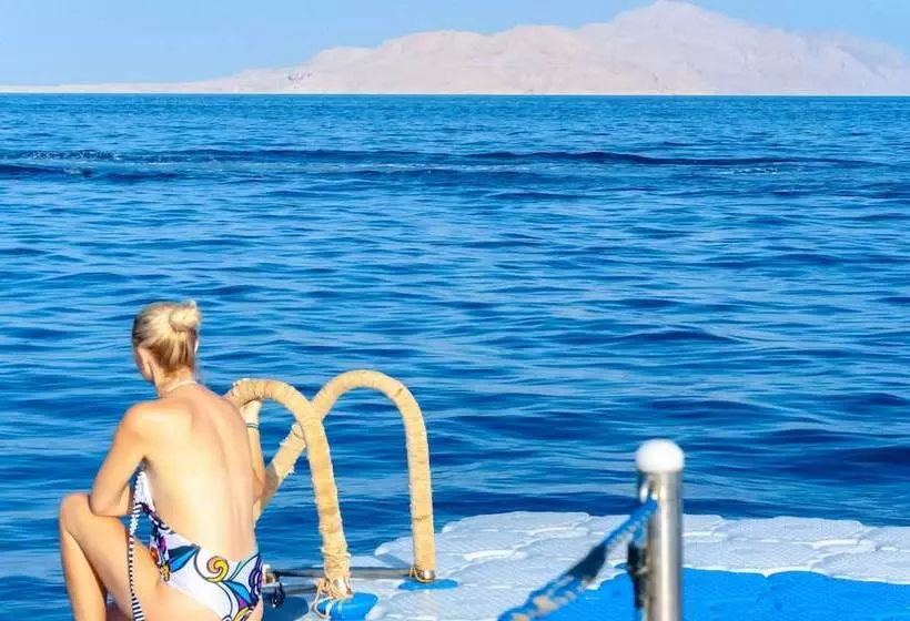 هتل Coral Beach Resort Montazah