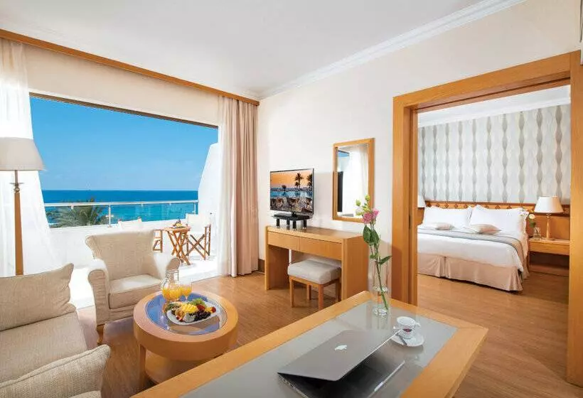 בית מלון כפרי Constantinou Bros Pioneer Beach