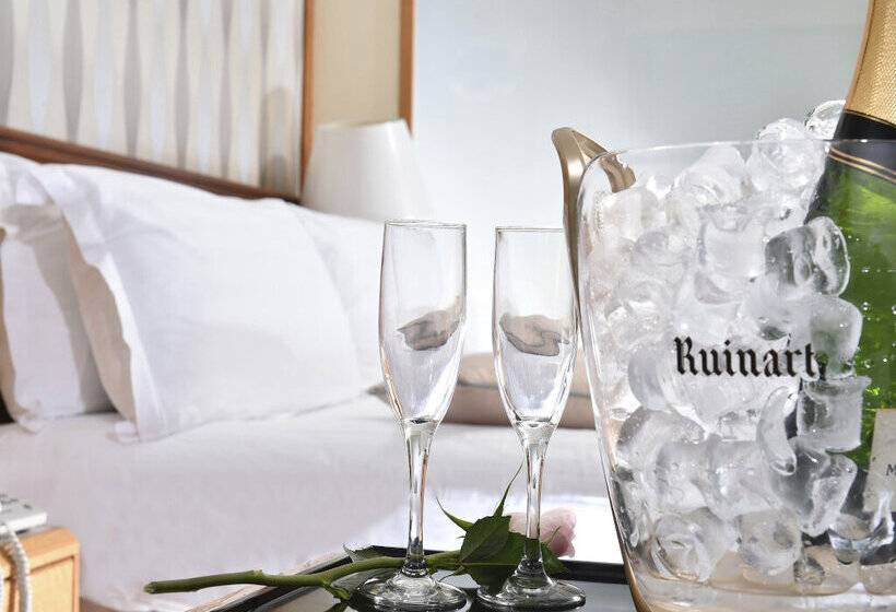 هتل Constantinou Bros Pioneer Beach