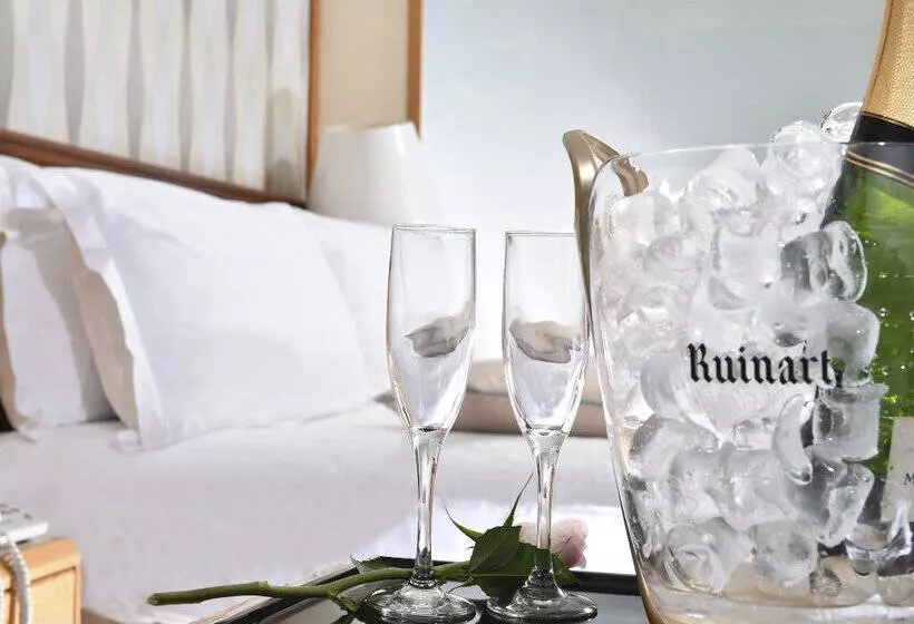 בית מלון כפרי Constantinou Bros Pioneer Beach